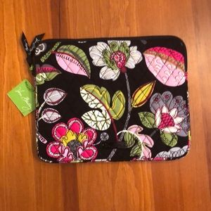 VERA BRADLEY. Tablet case. Black floral